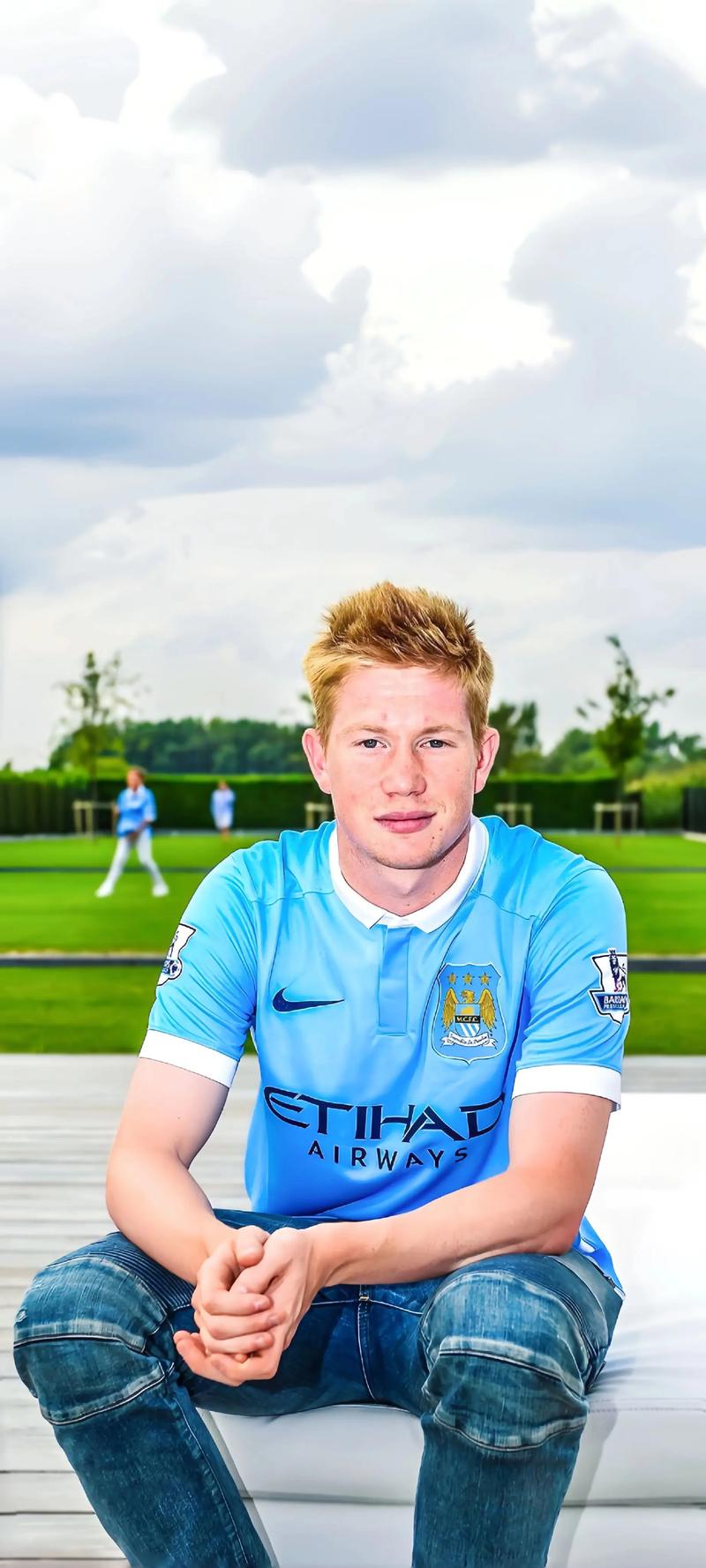 为什么外野手追飞球时需要用余光精准判断离全垒打墙的物理距离