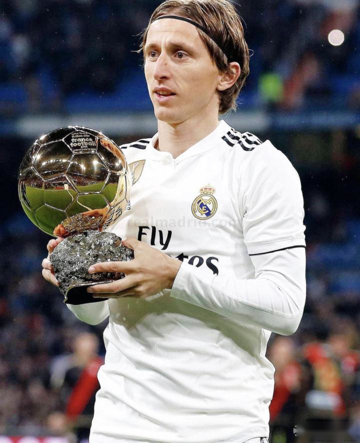 老队友见面，埃泽和奥利塞赛后交换了球衣